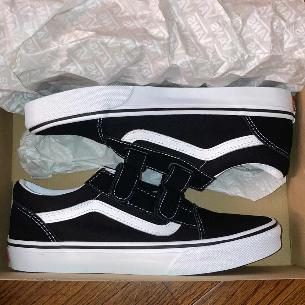 Vans Old Skool V  Black and White Sneakers NWT